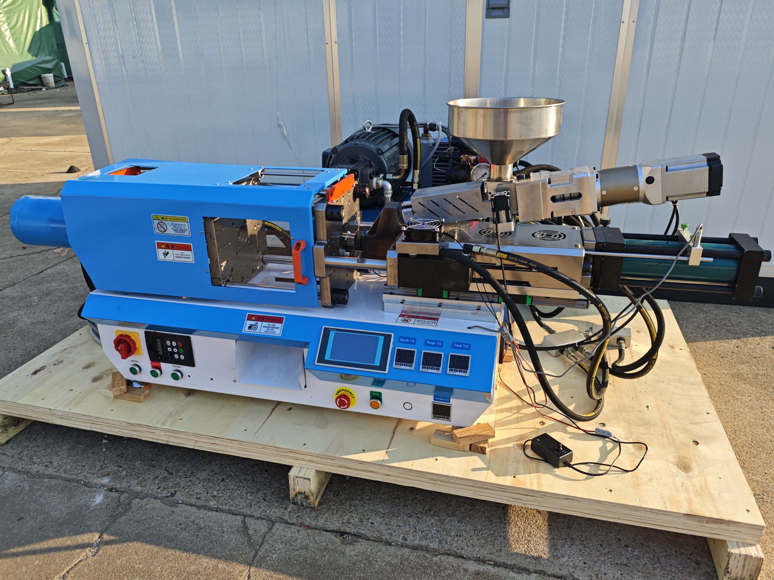 Max2 Plus desktop injection molding machine with 16-ton hydraulic clamping and 400°C heating