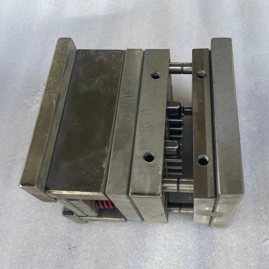 Injection mold closing state on desktop injection molding machine