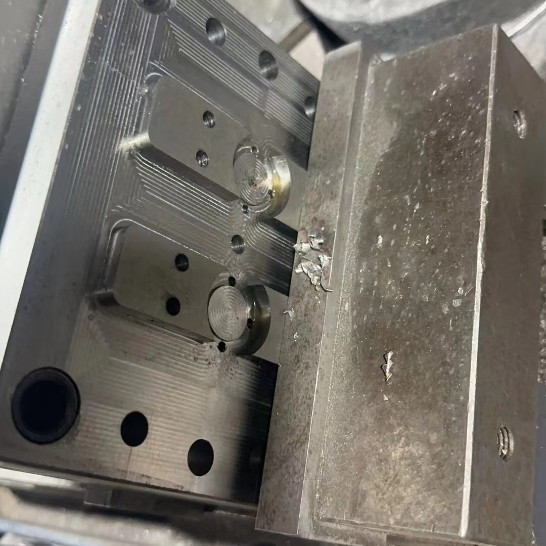 Insert mold for desktop injection molding machine with modular mold inserts