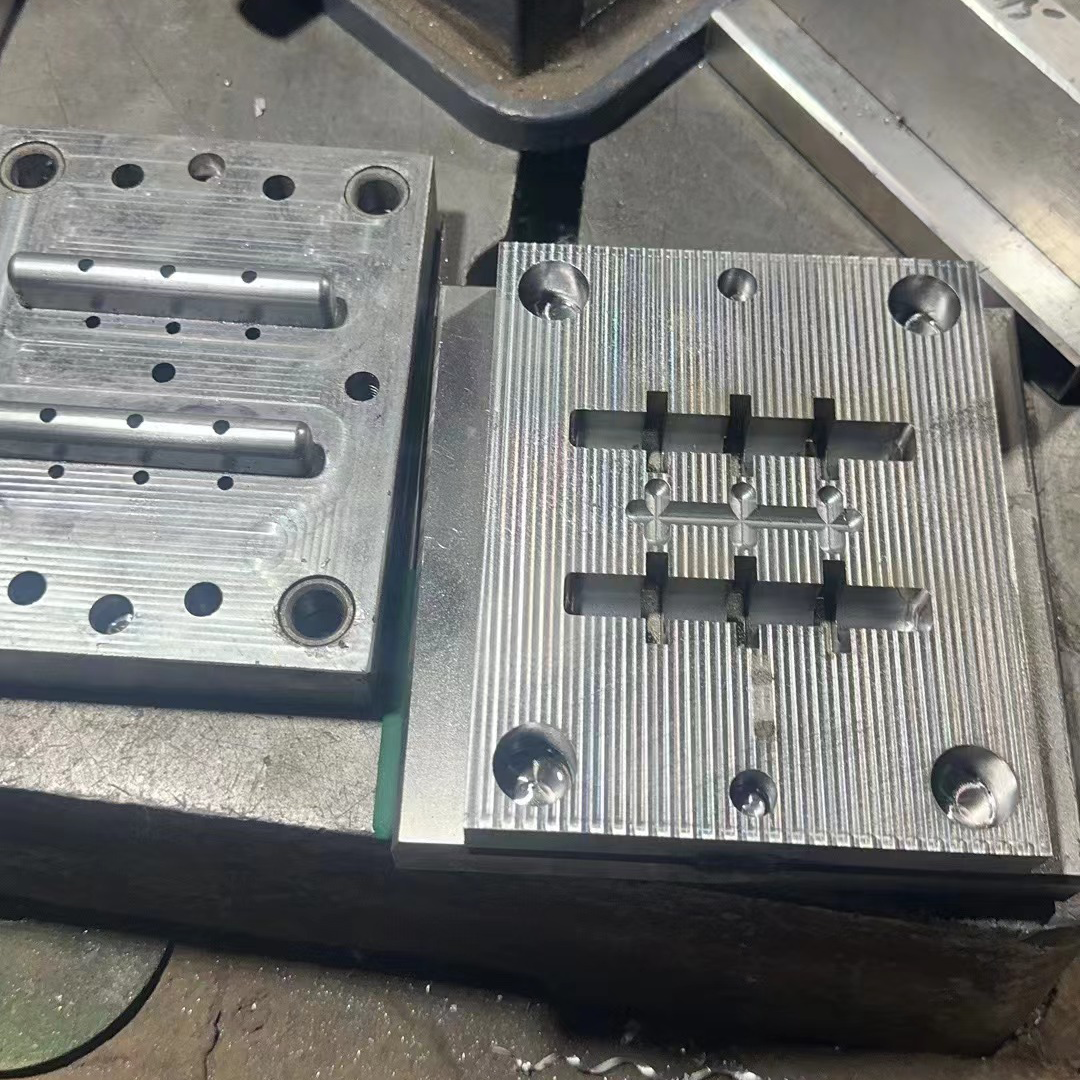 Integrated mold for desktop injection molding machine small batch production